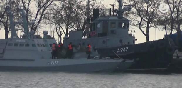 Задержанные бронекатера и буксир ВМСУ в Керчи