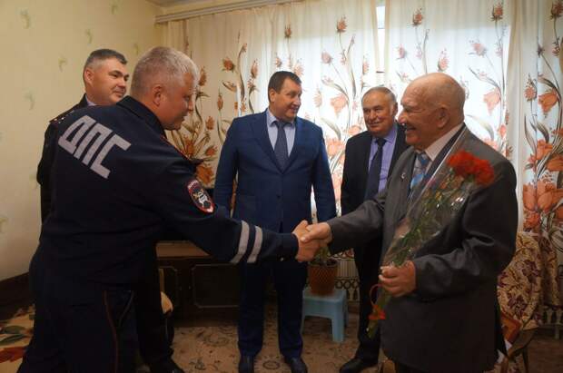 Сотрудники УВД по ЮВАО поздравили ветерана Великой Отечественной войны с 93-летием. Фото УВД по ЮВАО ГУ МВД России по г. Москве