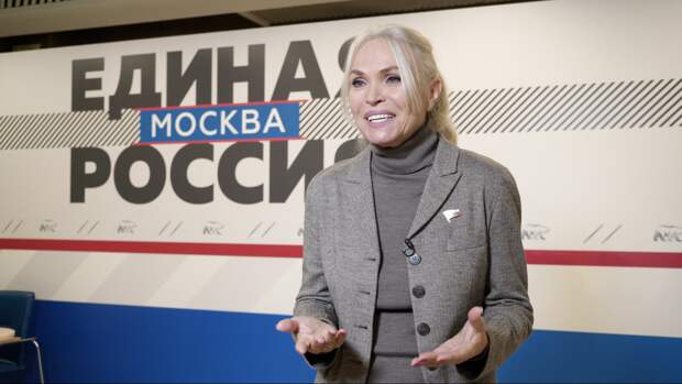 Депутат ГД Ирина Белых: «От сердца юных москвичей - дань памяти подвигу Ленинграда». Автор фото: Ольга Крылова
