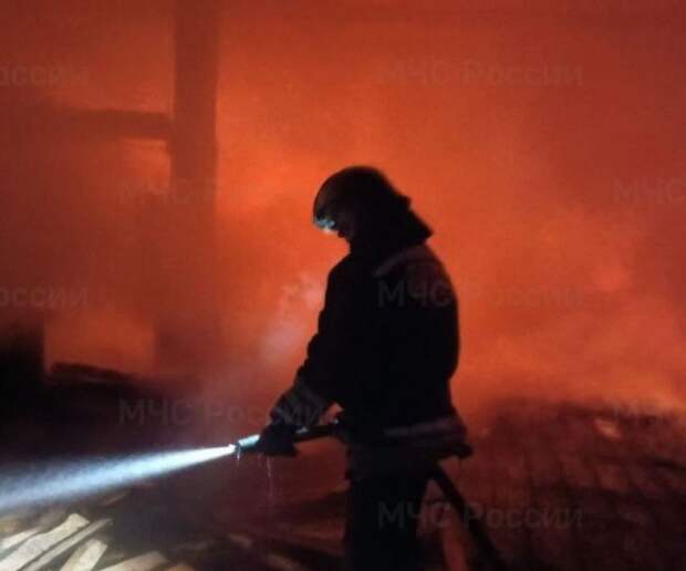 В Комсомольске-на-Амуре сгорели мужчина, его дом и три автомобиля