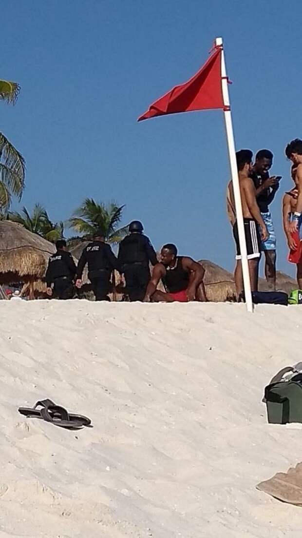 Троих мексиканских полицейских отстранили от службы за фото с туристками мексика, полицейский, турист, фото