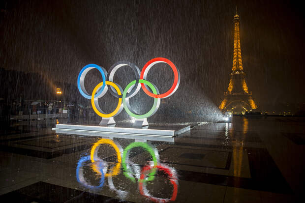 МОК объяснился за плакат Олимпиады–2024 с Исинбаевой и флагом России