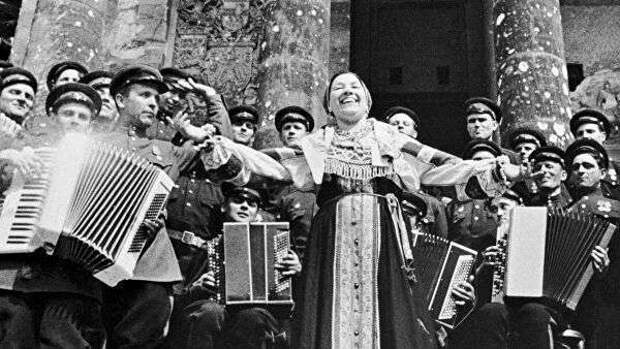 Народная артистка РСФСР Лидия Русланова выступает с концертом перед советскими воинами на ступенях рейхстага
