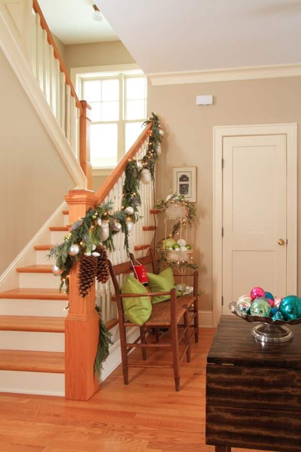 Дизайн интерьера. Потрясающие идеи украшения лестниц к Рождеству (10) (426x640, 155Kb)