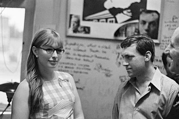 Влади передала любовную переписку с Высоцким в Росархив с одной просьбой