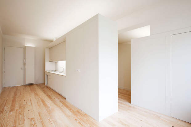 Интерьер маленькой квартиры-студии в светлых оттенках - кремовый оттенок