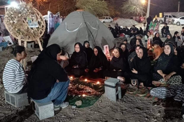Родственники погибших в иранском Минабе школьниц ночуют на кладбище
