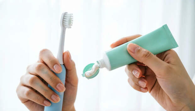 Чуть не умерла: Из-за зубной пасты у бразильянки опухли губы, воспалились миндалины