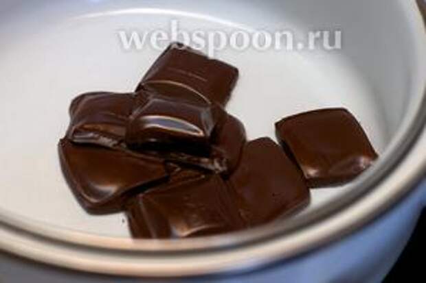 Разломать шоколад и растопить его на водяной бане.