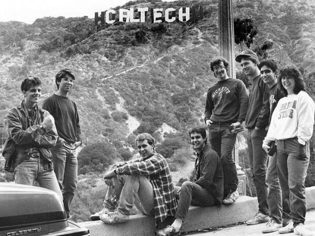 1987. Студенты Калифорнийского технологического института меняют знак "Голливуд" на Caltech интересные фото, история
