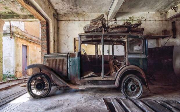 Пара обнаружила заброшенную фабрику со старыми классическими автомобилями