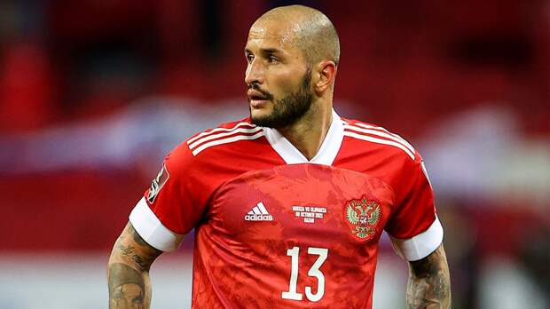 Видео: экс-футболист сборной России провел битву взглядов перед боем против рэпера GOODY