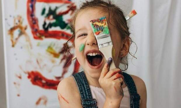 «Я принесла двойку, а папа купил торт»: как современные родители учат не бояться плохих оценок