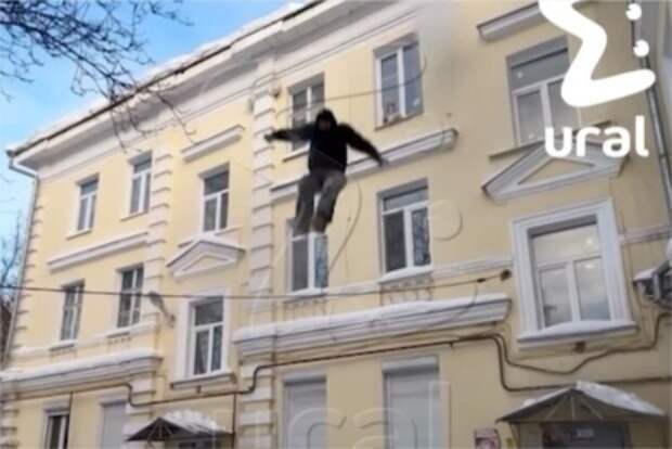 Россиянин прыгнул с крыши дома и попал на видео