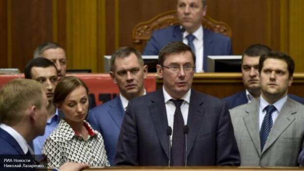 Недолго музыка играла: украинцы требуют отставки Луценко