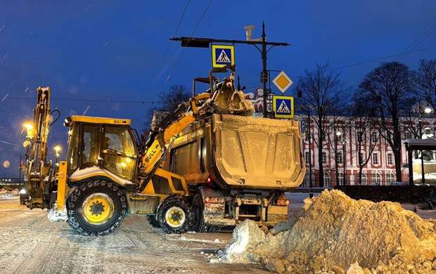 Более тысячи дворников и спецмашин чистят Петербург от снега 11 января 2026