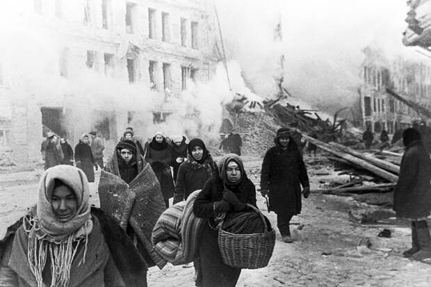 Жители покидают дома, разрушенные немцами. Ленинград, 1941 год. Фотохроника ТАСС 