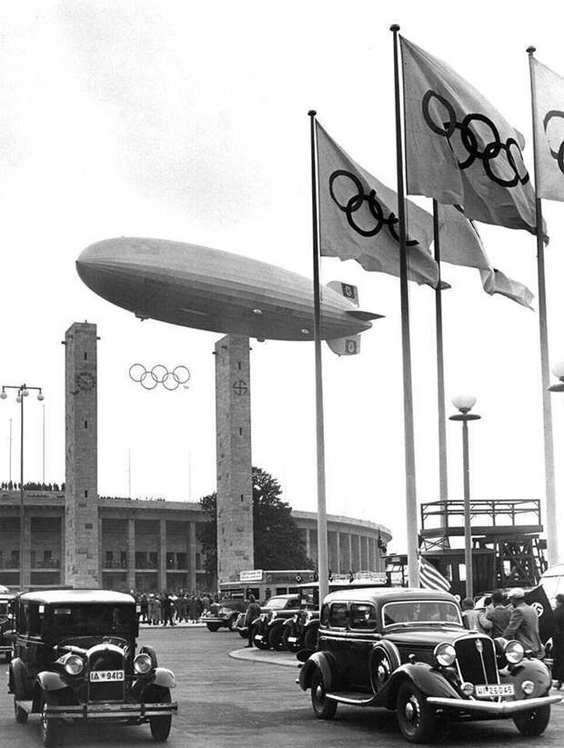 Дирижабль Гинденбург летит над Берлином во время Олимпийских игр 1936 г. история, события, фото