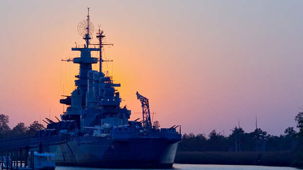 IRIB: Иран атаковал корабль поддержки ВМС США в порту в Омане