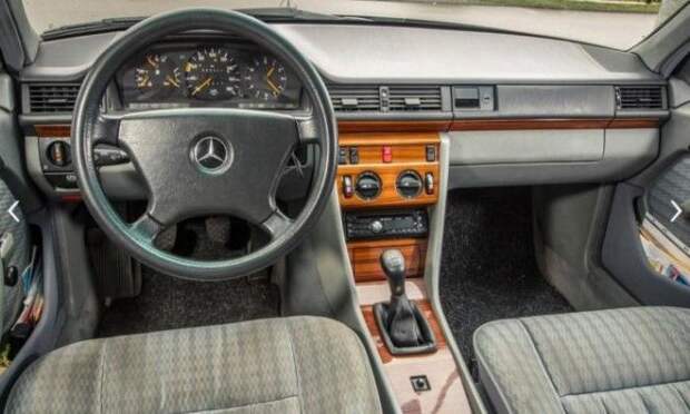 Прекрасно сохранившийся салон MercedesBenz EClass W124