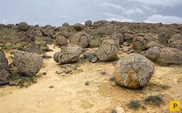 Загадочные каменные шары в Казахстане (9 фото)