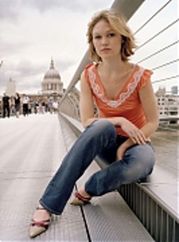 Джулия Стайлз (Julia Stiles) в фотосессии Офелии Уинн (Ophelia Wynne) для журнала Time Out London (июль 2004)