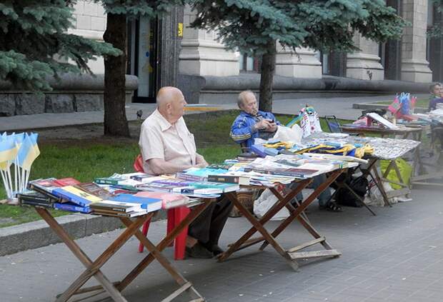 Сейчас сильно сокращают и перестраивают книжный рынок «Петровка», где когда-то торговали в основном российскими книгами Фото: Полина ОРЛОВСКАЯ