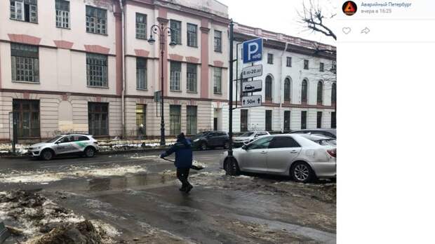 Гололед и грязные сугробы: дороги Петербурга превратились в «каток» для машин
