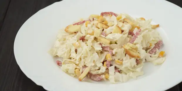 10 очень вкусных салатов с сухариками