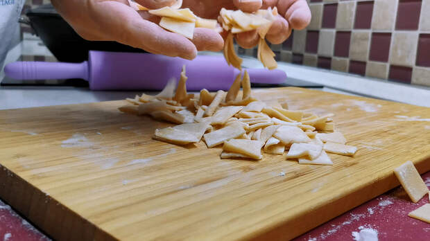 Тарелки вымакиваем насухо и съедаем до последлней капли. Мясной суп с домашней лапшой по-восточному, очень вкусно и совсем несложно