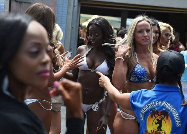 Калифорнийским участницам конкурса бикини на лица лучше не смотреть