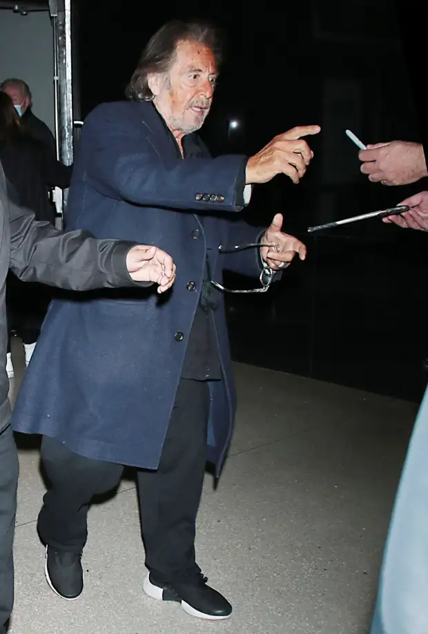 Встречается с 28-летней девушкой и танцует на улицах: как сейчас выглядит и чем занимается Аль Пачино