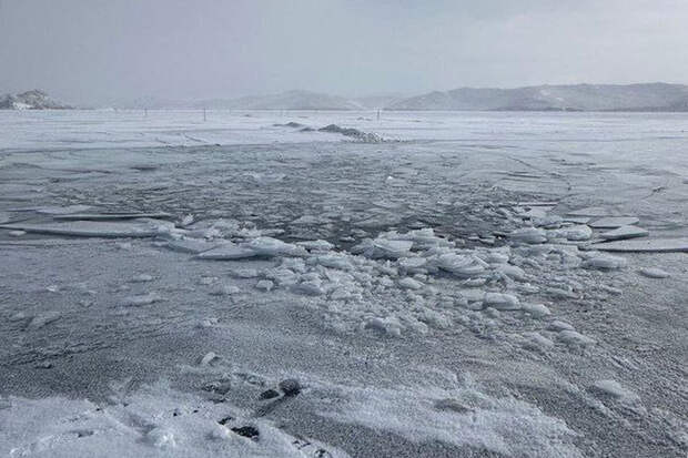 Губернатор Кобзев: из провалившегося под лед УАЗа на Байкале спасся один человек