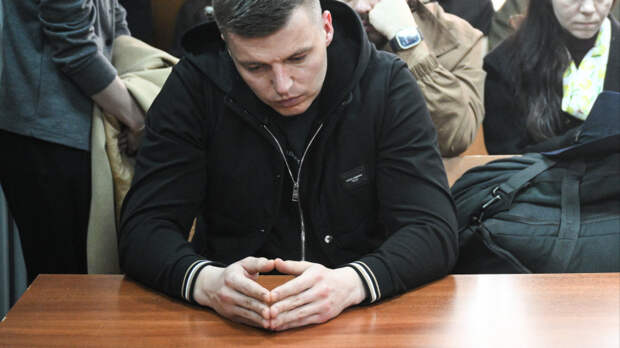 Опубликовано видео, как Артема Чекалина взяли под стражу в зале суда