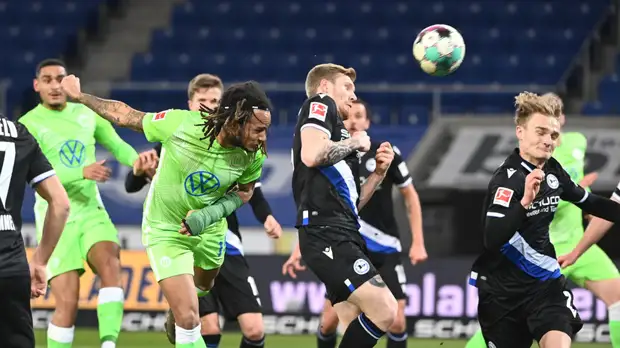 «Вольфсбург» разгромил «Арминию» и поднялся на третье место в Бундеслиге
