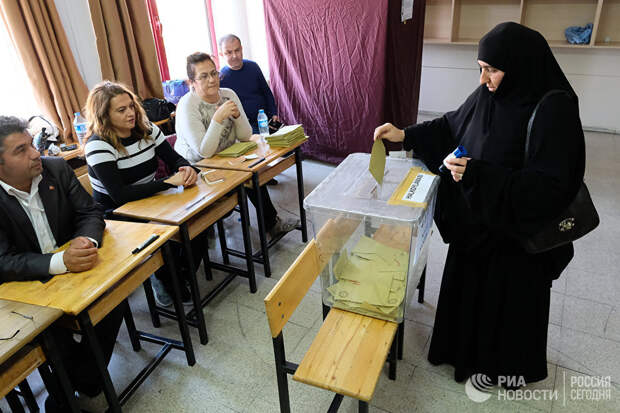 Жительница голосует на одном из избирательных участков в Анкаре. В Турции проходит референдум по поправкам в Конституцию, предусматривающих переход на президентскую систему правления