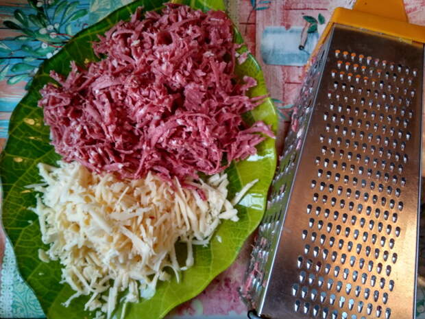Сытный пирог из лаваша к завтраку (сыр + колбаска + яйца) — готовить минут 20, а такая вкуснятина