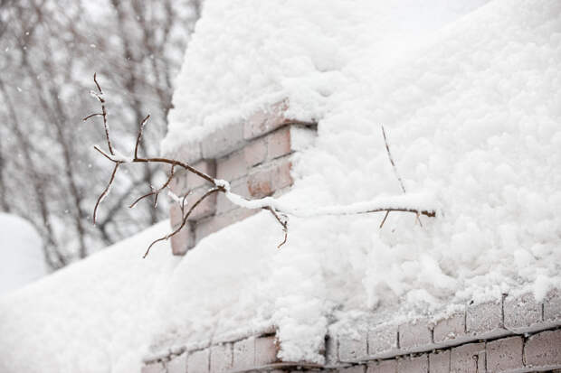 В Щекине из-за 40-сантиметрового слоя снега провалилась крыша жилого дома и нарушилось отопление