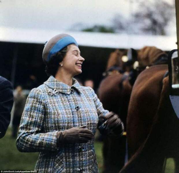 Улыбающаяся королева в Балморале в начале 1950-х годов.