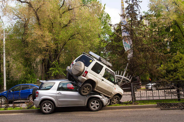 Фотосессия к ДТП в Алматы "Довыделывались" авария, авто, дтп, прикол