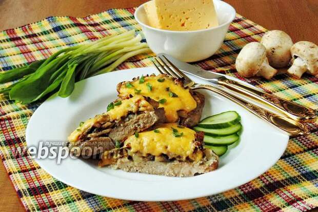 Фото Свиные отбивные с сыром и грибами