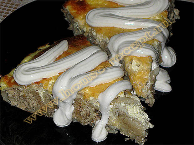 Блинный пирог из рулетиков с мясом и грибами