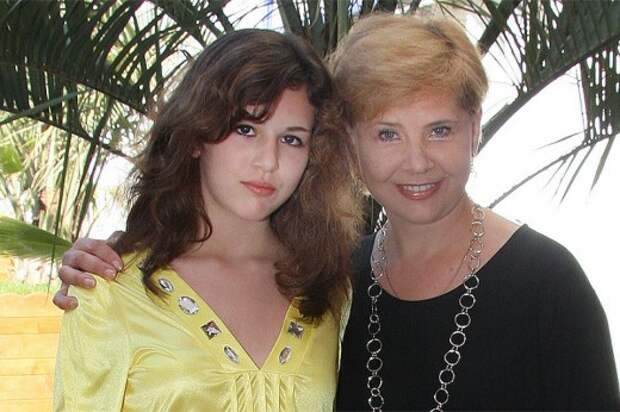 Дочь Татьяны Догилевой откровенно об анорексии: «Мама вставала на колени и умоляла меня поесть»