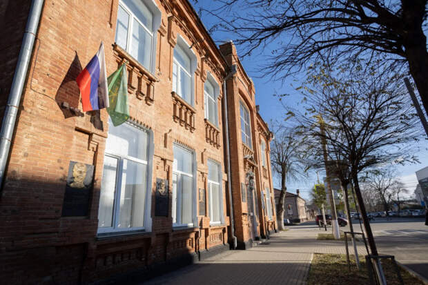 Адыгейский педагогический колледж им. Хусена Андрухаева отмечает столетие со дня образования