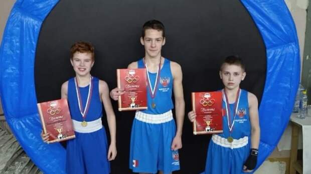 Юные новгородские боксеры завоевали первые места на чемпионате в Ленобласти