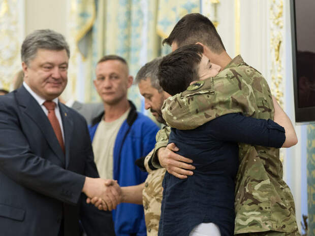 На пресс-конференции 27 мая Савченко заявила, что не готова пока к тактильным контактам с людьми и попросила не душить её своей любовью. 