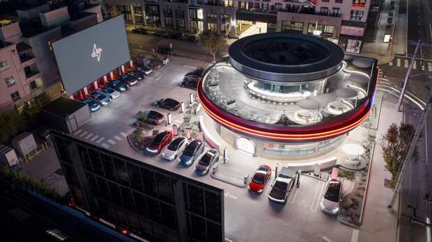 Tesla открыла зарядную станцию с рестораном