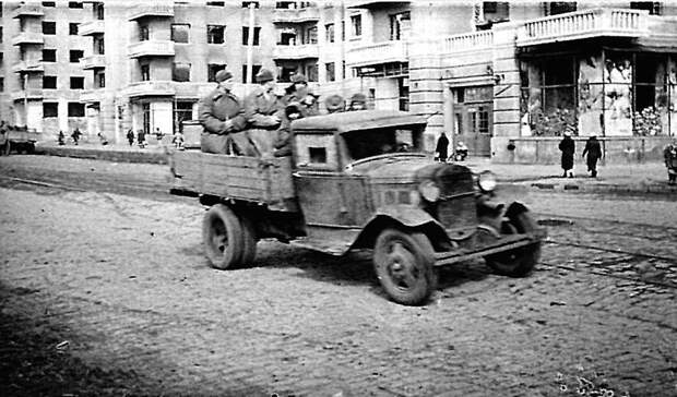 Советская «полуторка» на Буденновском проспекте освобожденного Ростова-на-Дону. Февраль – март 1943 года.