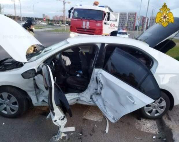 В результате аварии "Вольво" и "Шкоды" двое мужчин попали в больницу
