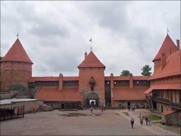 В Тракайском замке в Литве снимали часть сцен фильма «Приключения Электроника».